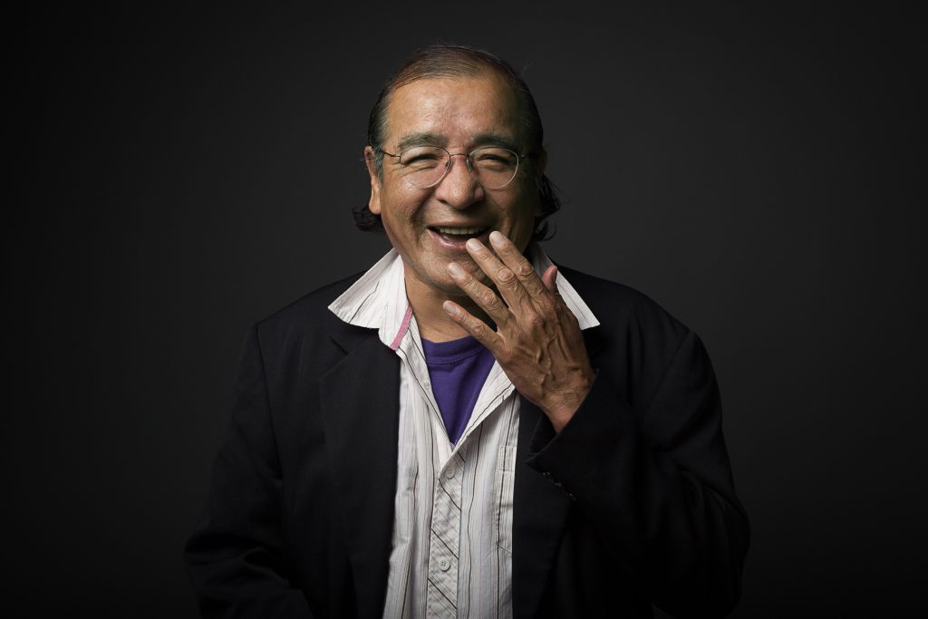 Disponible dès septembre 2023, le nouvel album musical de Tomson Highway est un conte drôle et décalé, accompagné de neuf chansons jazzy interprétées en langue crie.